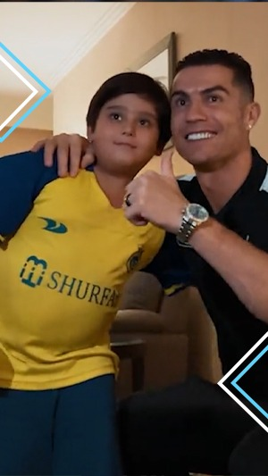 طفل باكي وفتاة ترسمه بقدميها.. رونالدو يواصل لفتاته الإنسانية